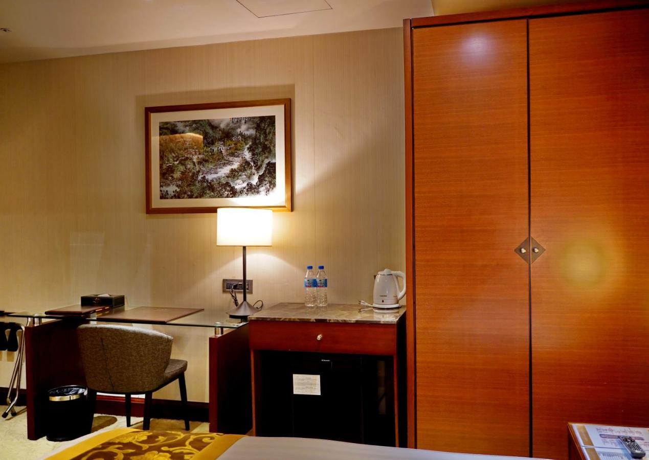 Hu House - Taipei Hotel Bagian luar foto